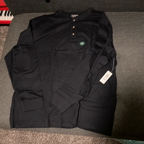 L.L. Bean M’s Carefree Unshrinkable long sleeve Henley - Picture 2 of 4